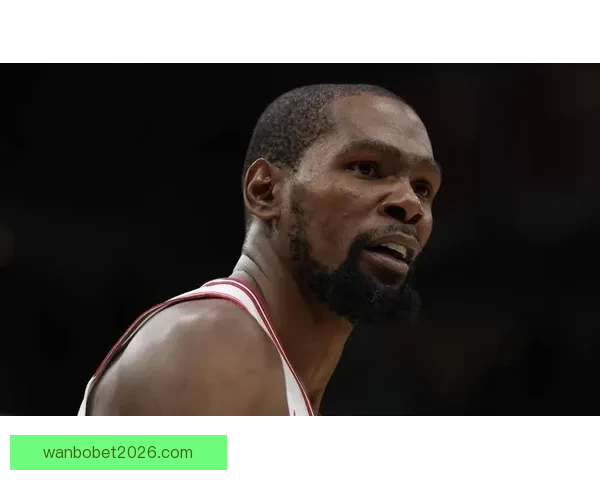 开心庆祝！火箭队更衣室泼水祝贺杜兰特 乌度卡将比赛用球交给阿杜