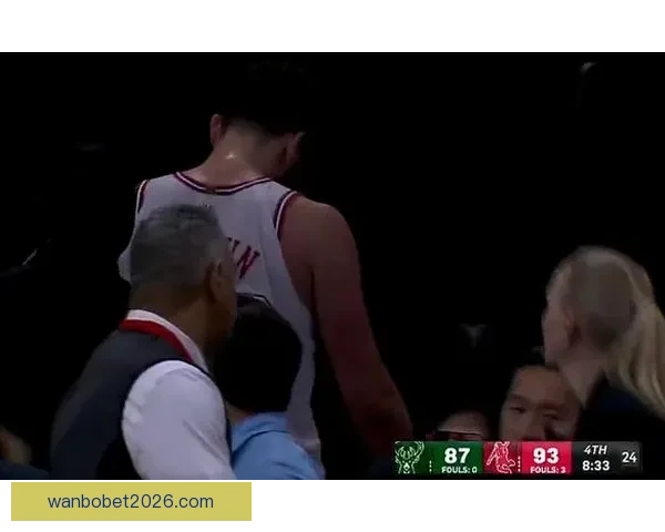 申京疑似腰部受伤比赛中多次捂腰一度被迫返回更衣室